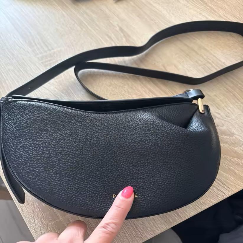 New Small Design Under Arms, Simple Leather Strap Bag For Women, 2025.